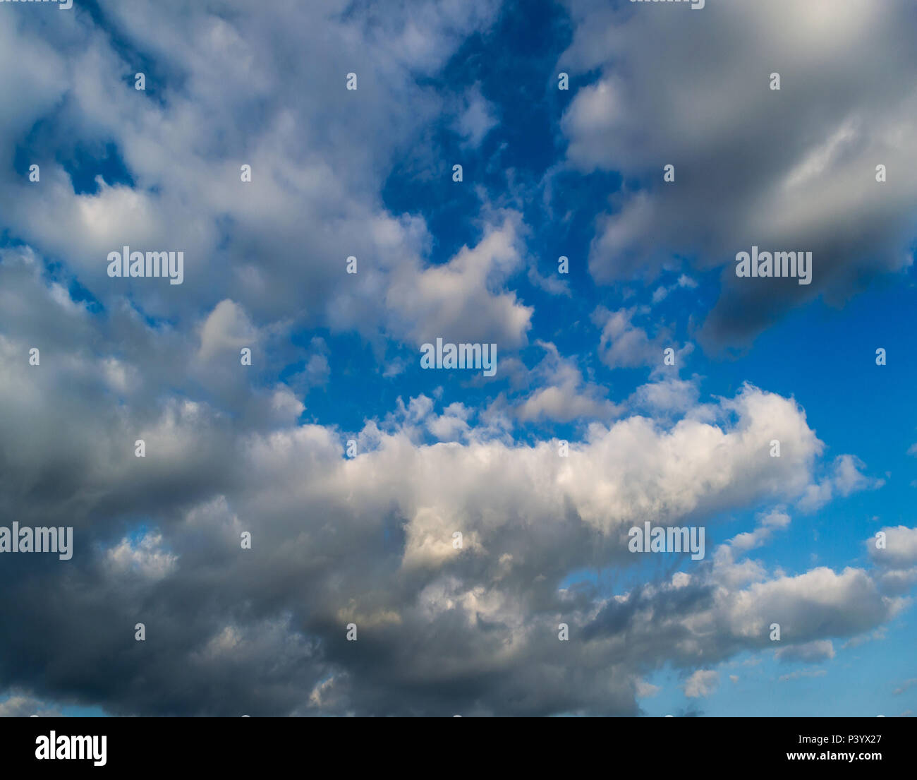 Nuvole e cielo blu Foto Stock