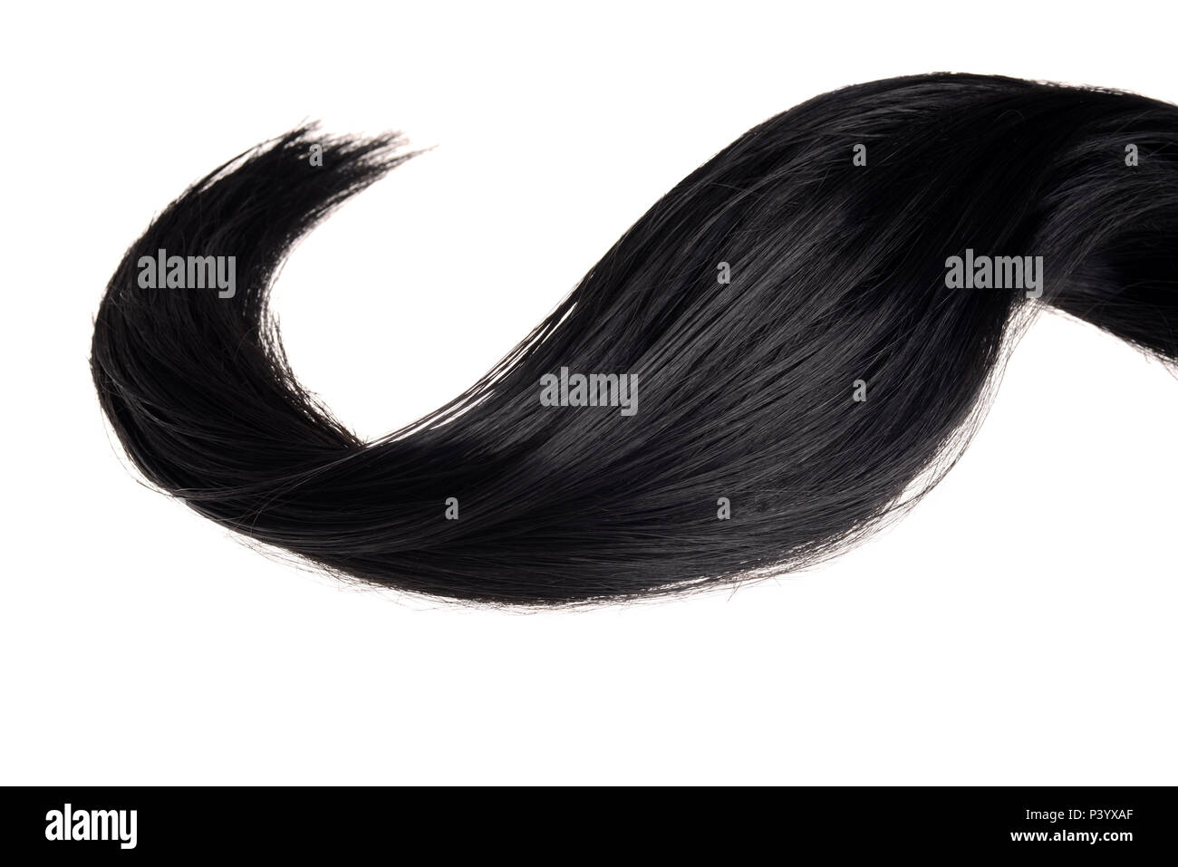 Pezzo di capelli neri in un'onda isolato. Foto Stock