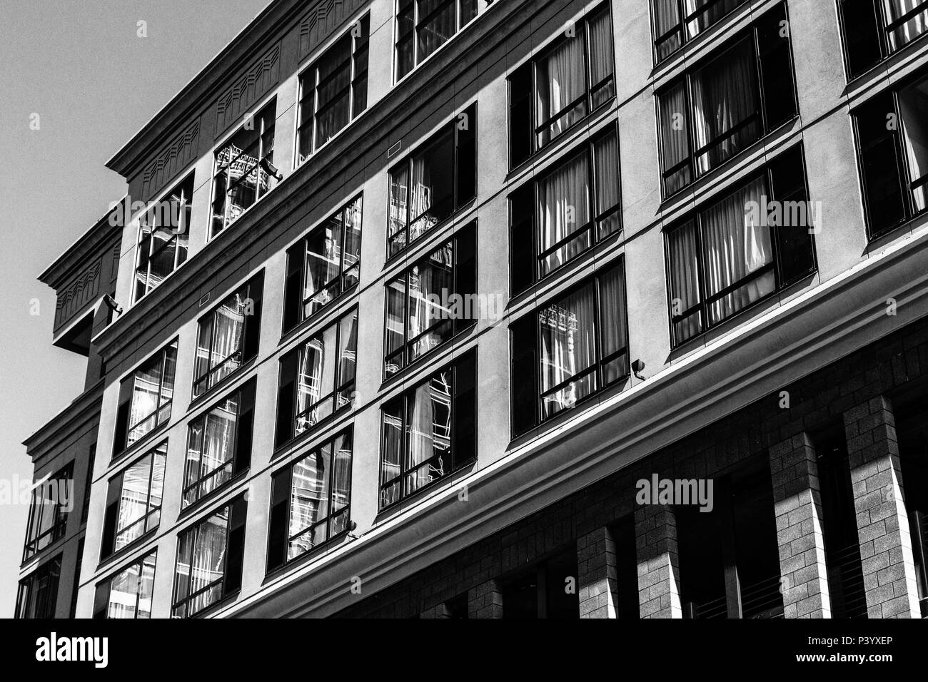 Il BB&T edificio in costruzione è riflessa nelle finestre del AC Hotel nel centro cittadino di Asheville, NC, Stati Uniti d'America Foto Stock