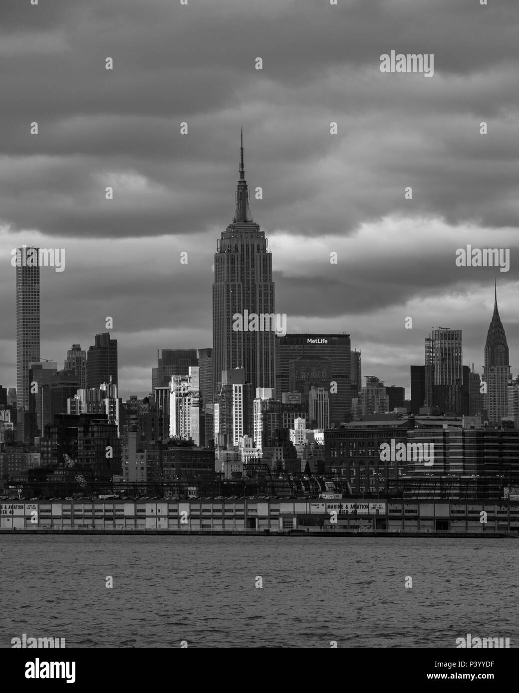 Immagine in bianco e nero dell'Empire State Building e la skyline di Manhattan al tramonto dalla attraverso il fiume Hudson in New Jersey, New York, Stati Uniti d'America Foto Stock