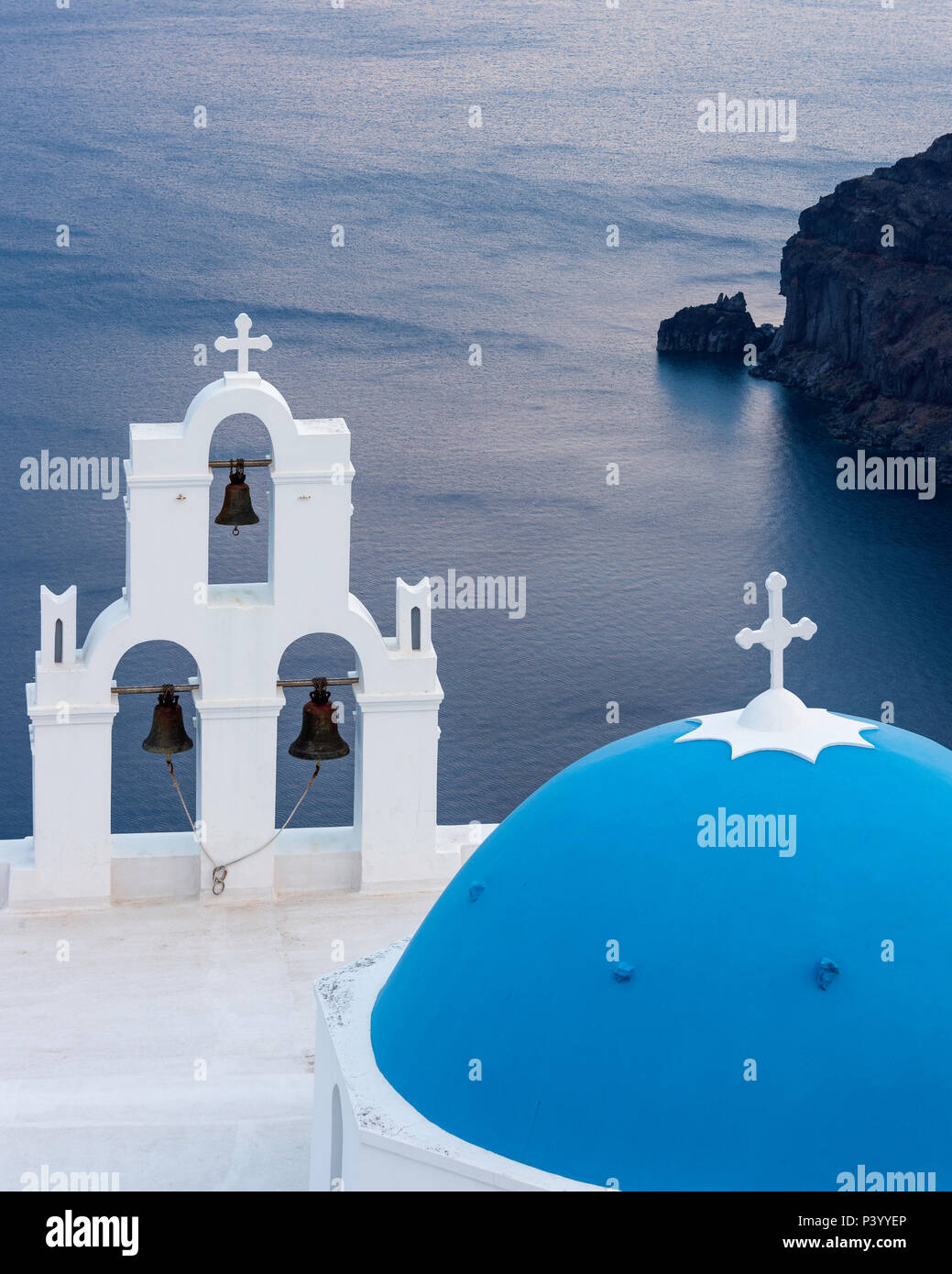 Tre campane di Fira con cupola blu, una chiesa greco ortodossa sulla scogliera vicino alla cittadina di Fira, sull'isola di Santorini, Grecia Foto Stock