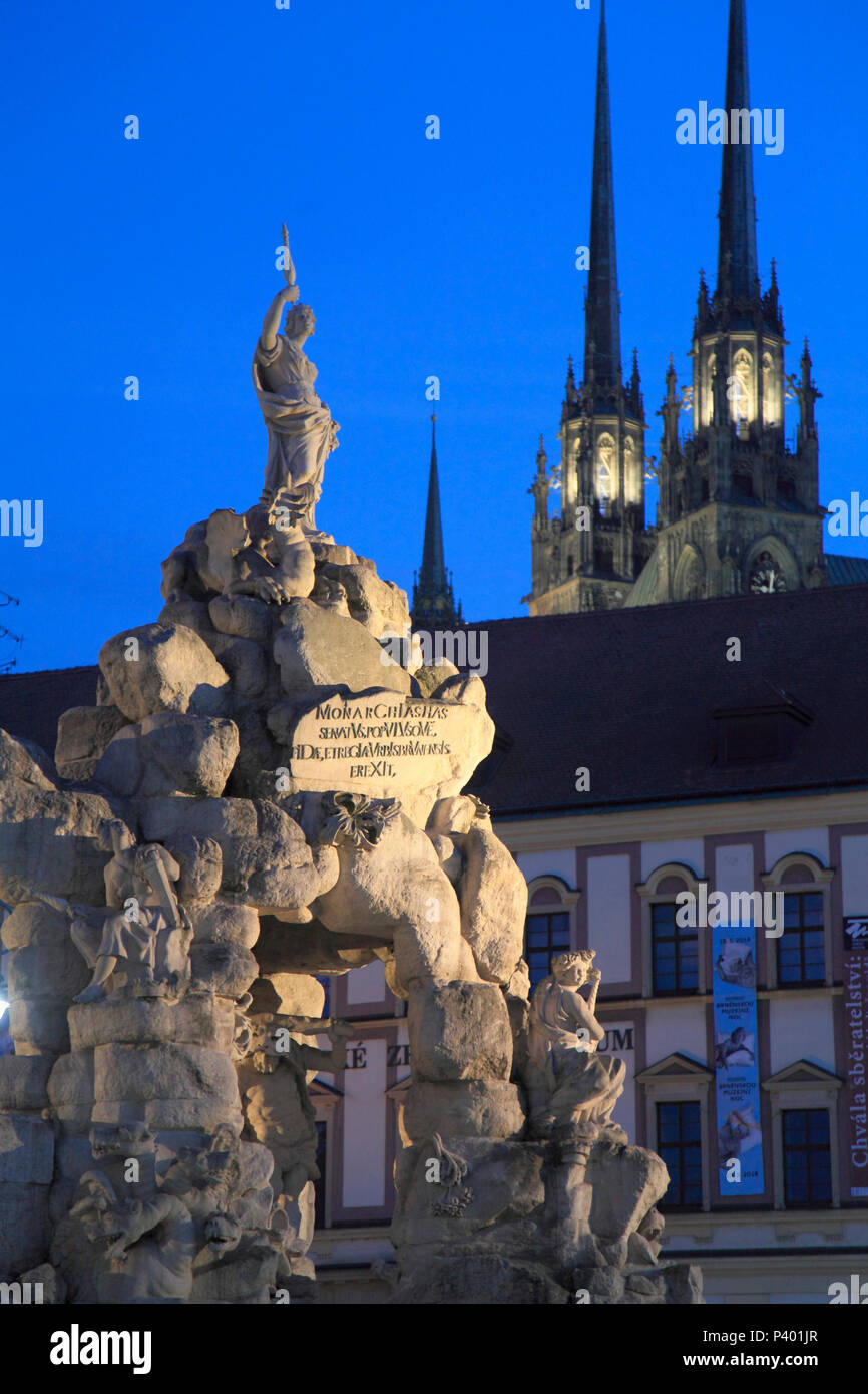 Repubblica Ceca, Brno, mercato ortofrutticolo, Fontana Parnas, San Pietro e la Cattedrale di St Paul, Foto Stock