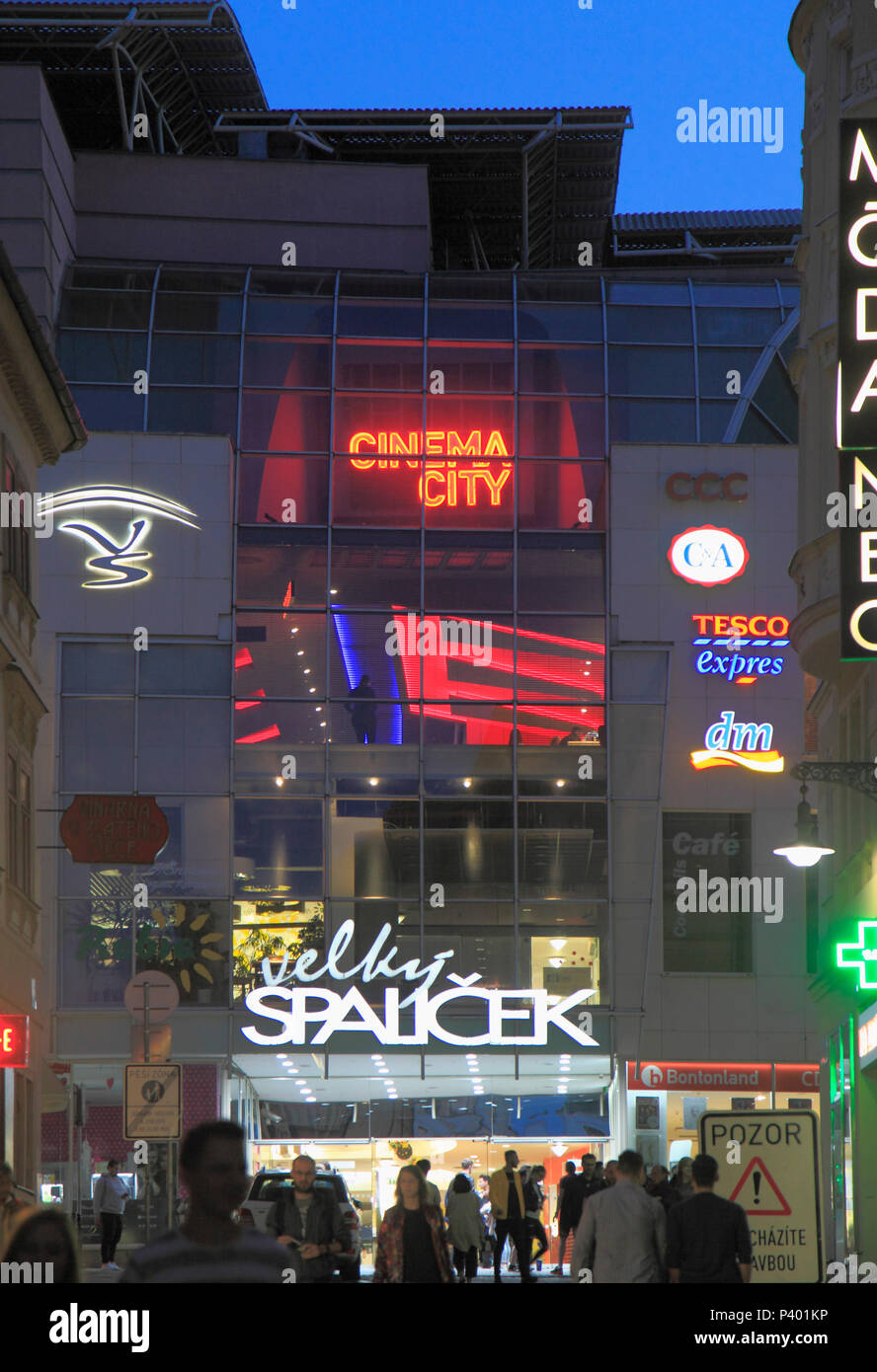 Repubblica Ceca, Brno, shopping center, persone, vita notturna, Foto Stock