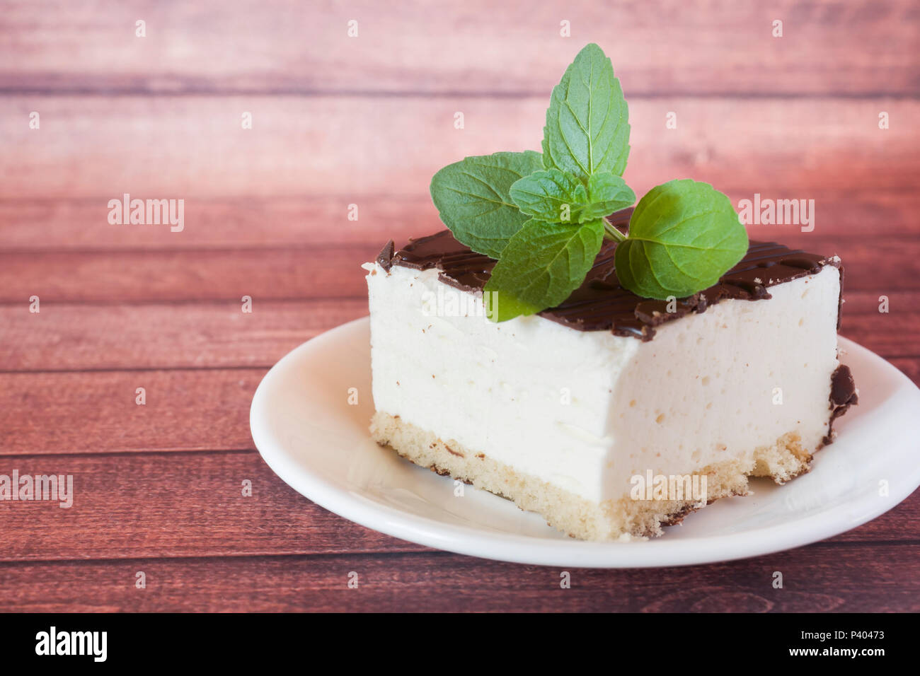 Pezzo di souffle deliziosa torta al cioccolato su uno sfondo scuro con un rametto di menta. Foto Stock