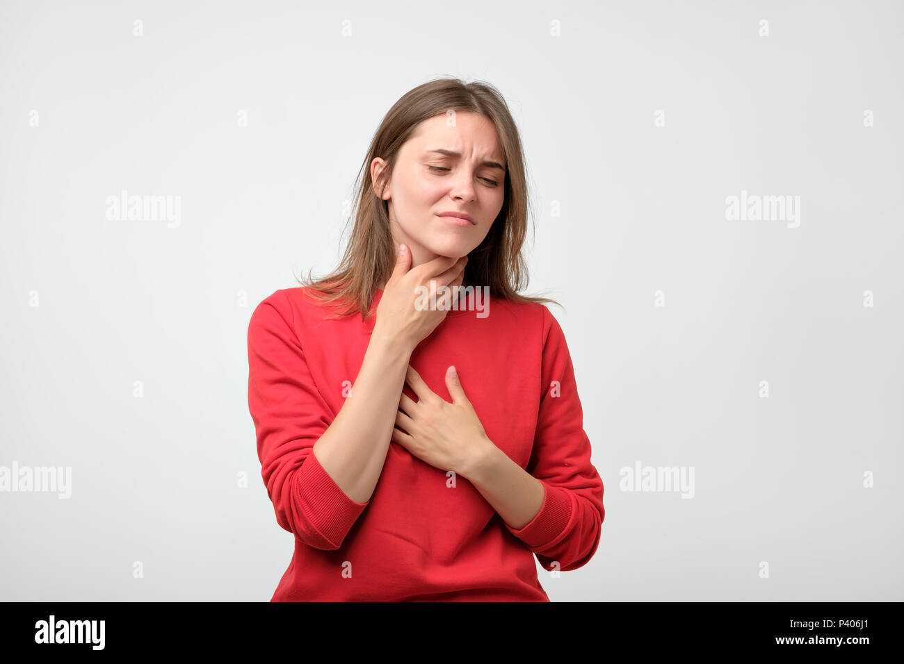 Infelice caucasian woman in red pulover soffrono di dolore di gola a casa. Concetto di essere ammalati e aveva una sensazione terribile Foto Stock Infelice caucasian woman in red pulover soffrono di dolore di gola a casa. Concetto di essere ammalati e aveva una sensazione terribile Foto Stock