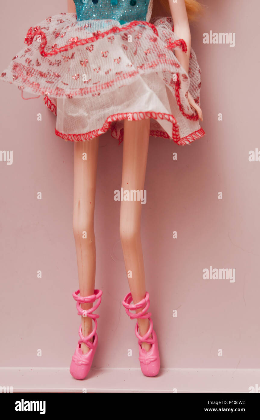 Le gambe di una anoressica bambola come concetto per la condizione di anoressia nervosa Foto Stock