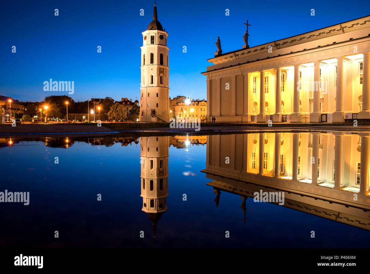 Vilnius, Lituania, la cattedrale e la torre campanaria a crepuscolo dopo una tempesta di pioggia Foto Stock