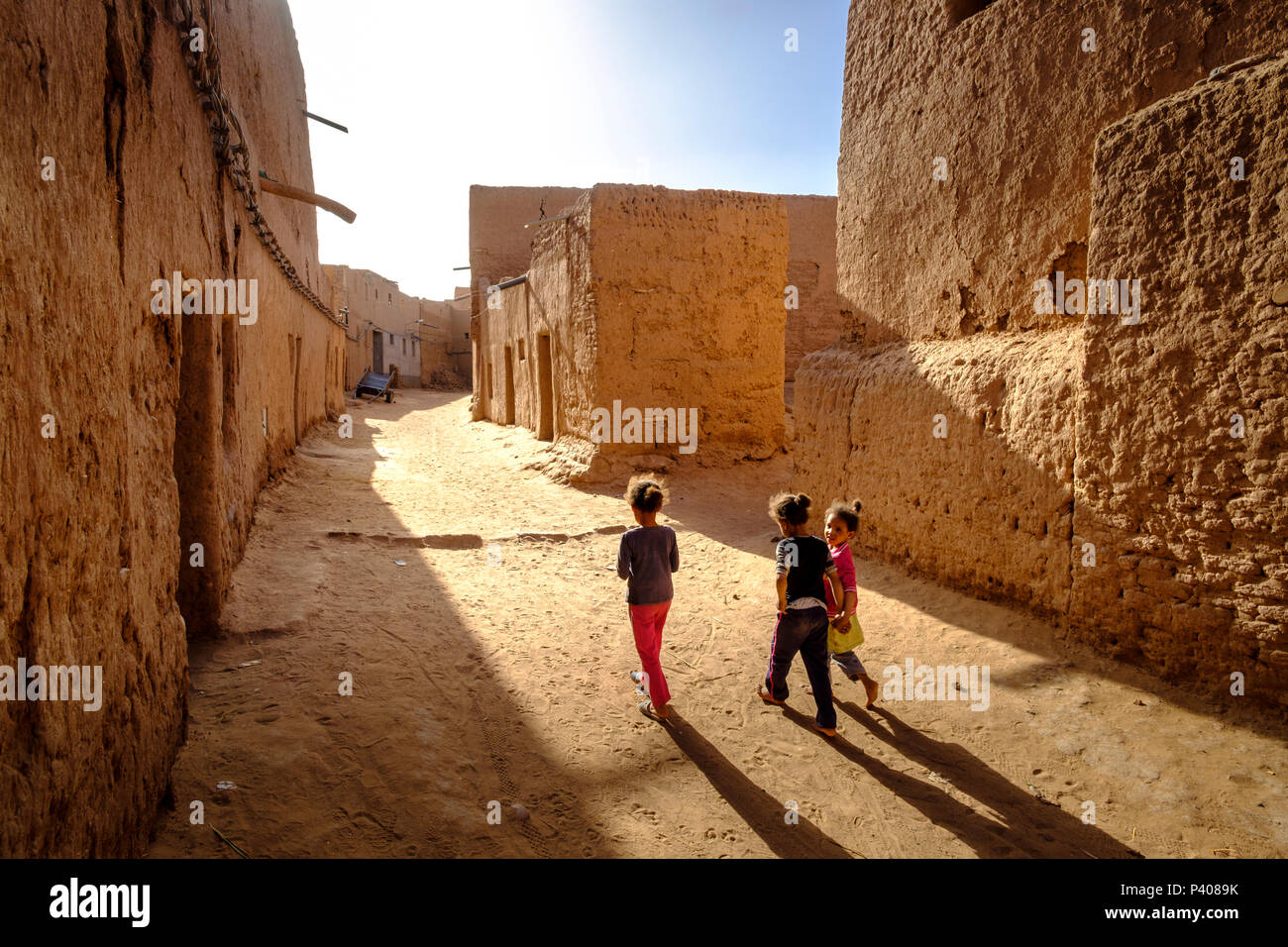 I bambini in un piccolo villaggio nel sud del Marocco vicino a Mhamid Foto Stock