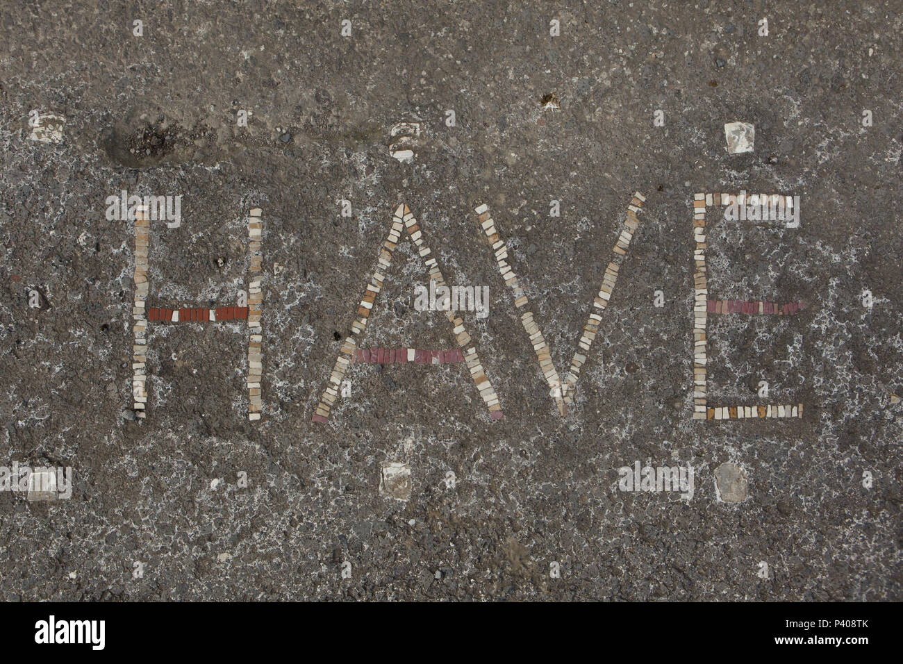 Entrata decorata da latino hanno il messaggio come un messaggio di saluto per la riunione e il troncaggio nella Casa del Fauno (Casa del Fauno) nel sito archeologico di Pompei) vicino a Napoli, campania, Italy. Foto Stock