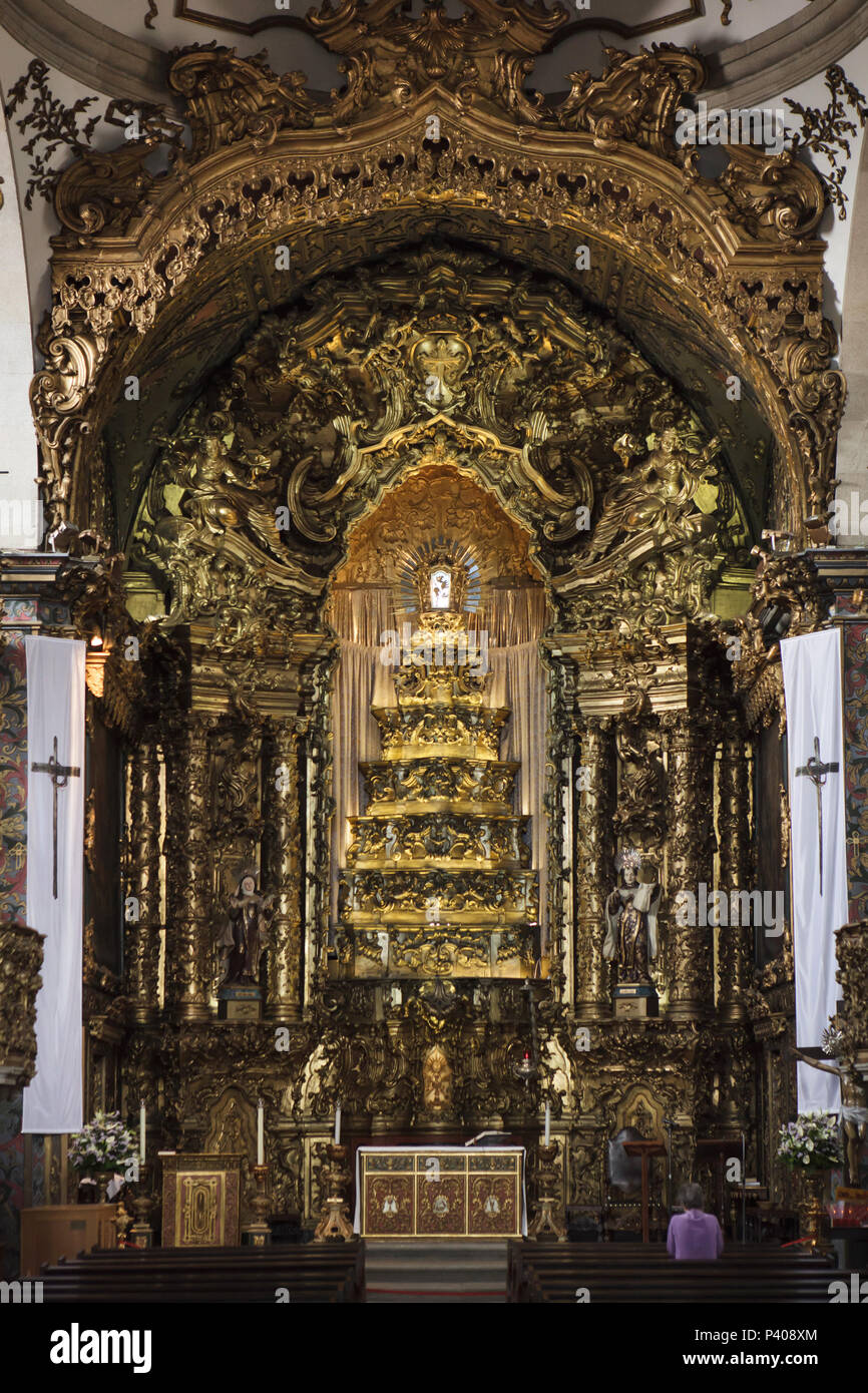 Interno della chiesa dei Carmelitani (Igreja dos Carmelitas) a Porto, Portogallo. La chiesa fu costruita nella prima metà del XVII secolo in stile barocco. Foto Stock