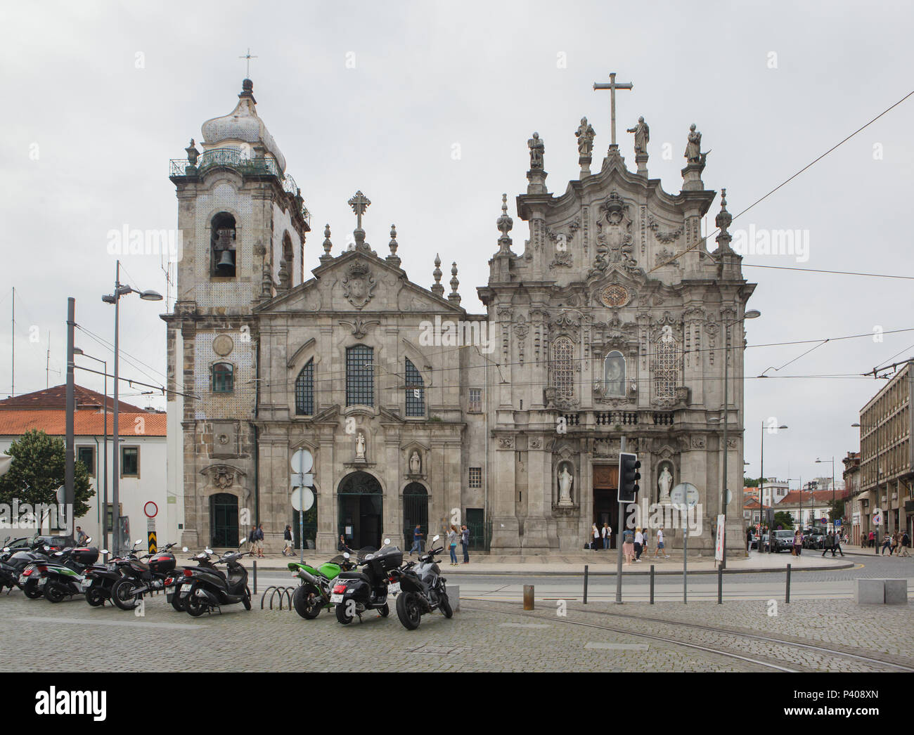 Chiesa dei Carmelitani (sinistra) e il Carmo chiesa (destra) a Porto, Portogallo. La chiesa dei Carmelitani (Igreja dos Carmelitas) fu costruita nella prima metà del XVII secolo in stile barocco mentre la Chiesa Carmo (Igreja do Carmo) fu costruito nella seconda metà del XVIII secolo in stile rococò. Foto Stock