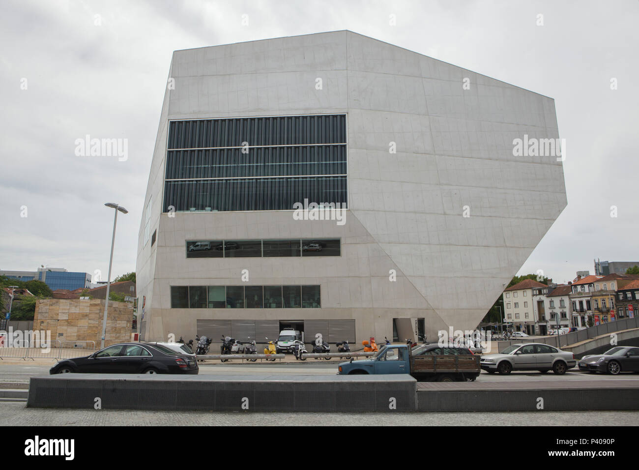 Casa da Música (Casa della Musica) a Porto, Portogallo. L'emblematica concert hall progettata da architetto olandese Rem Koolhaas fu costruita nel 1999-2005. Foto Stock