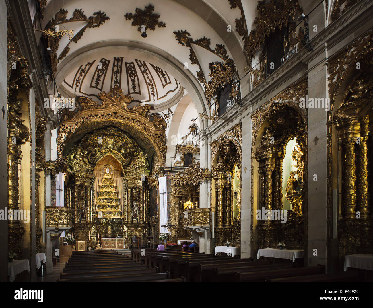 Interno della chiesa dei Carmelitani (Igreja dos Carmelitas) a Porto, Portogallo. La chiesa fu costruita nella prima metà del XVII secolo in stile barocco. Foto Stock