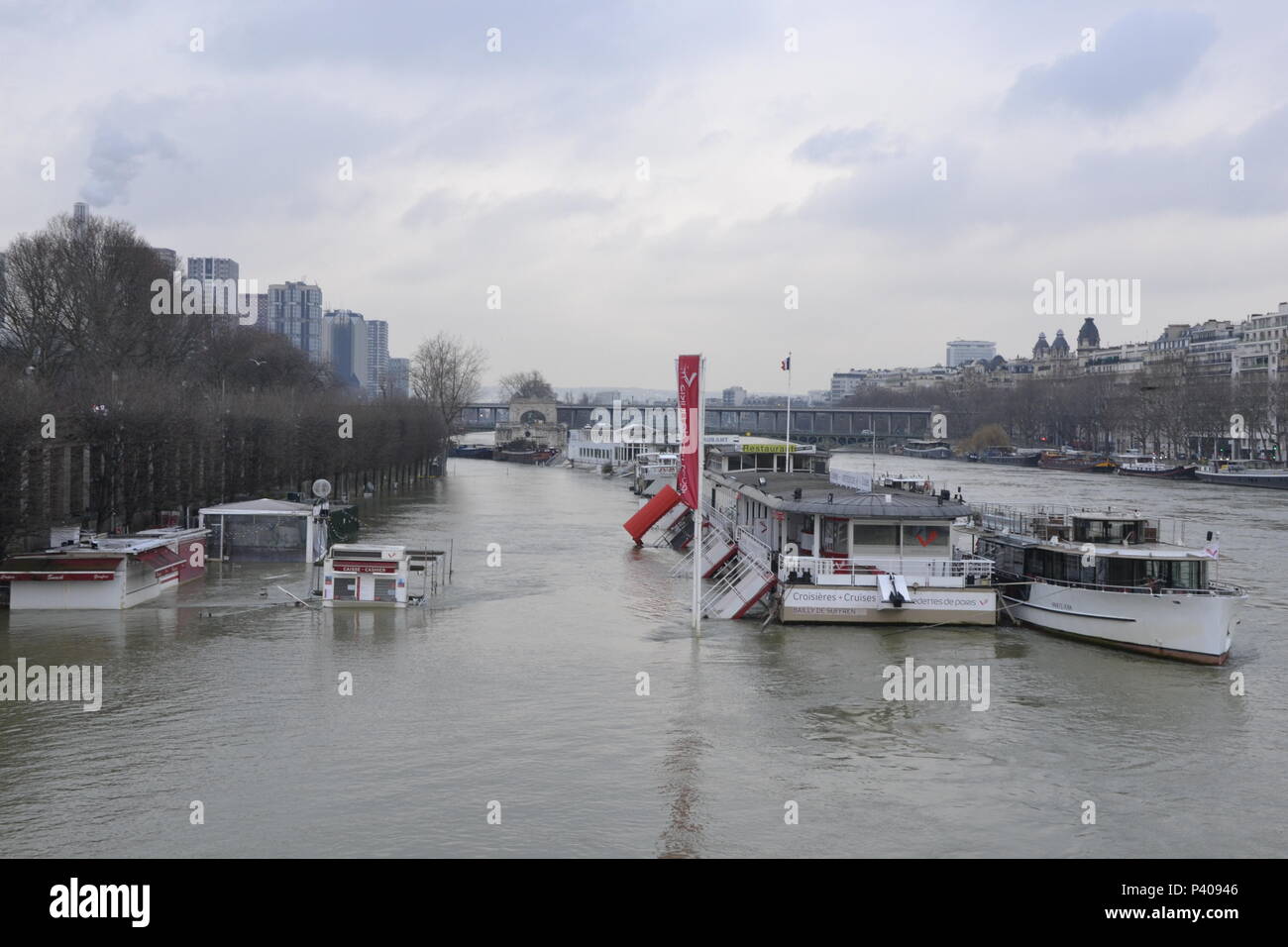 Les grandes crus à Paris - Les Quais de Seine ne sont accessibles plus : l'eau est montée. Du Trocadéro à Bercy, en passant par la Bibliothèque François Mitterrand, des quais Mauriac à l'Ile Saint Louis, Onu paysage jamais vu en février 2018 et 2016 Foto Stock