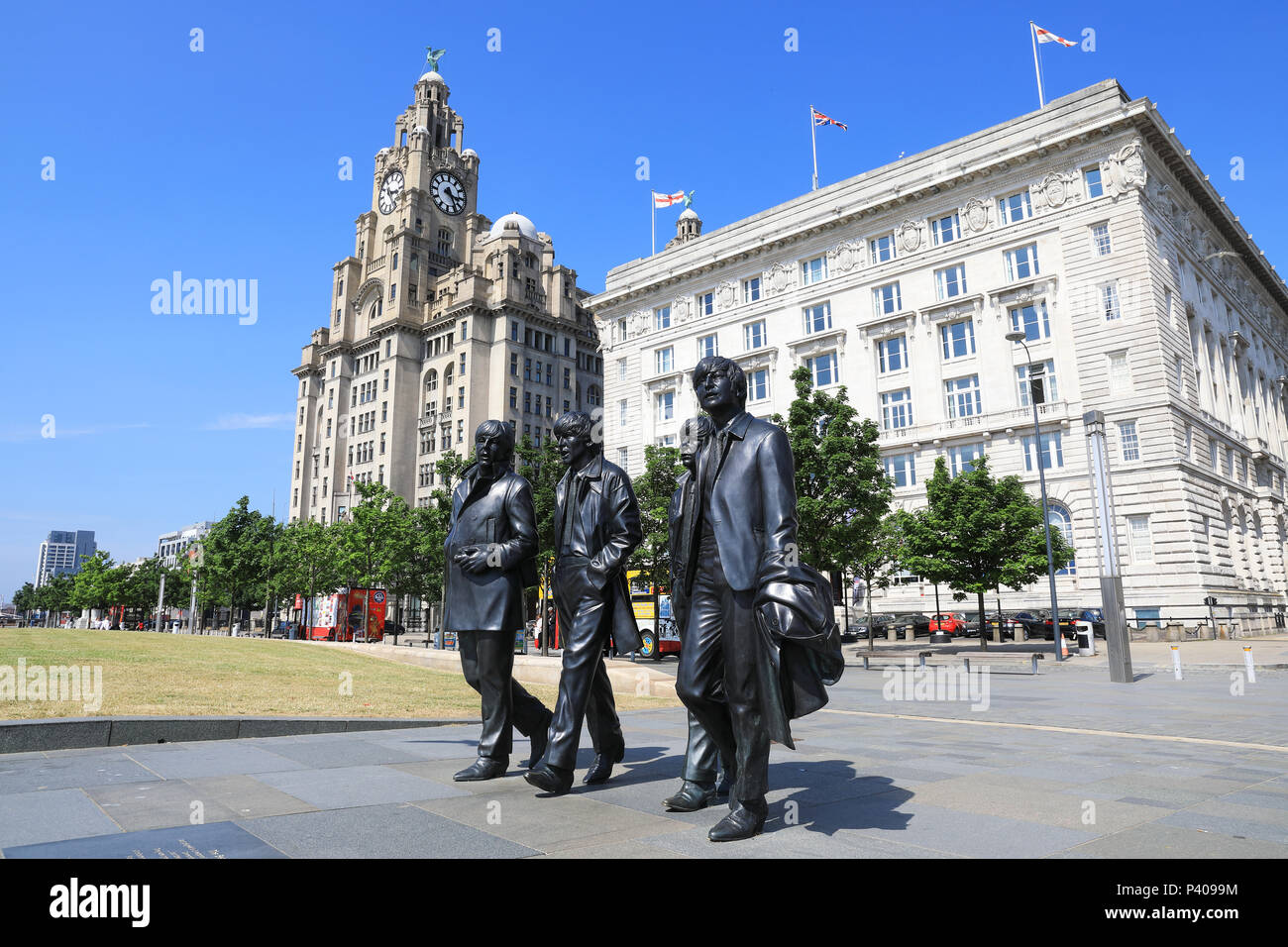 La nuova statua dei Beatles sul rinnovato Pier Head sul lungomare di Liverpool, il Merseyside, NW England, Regno Unito Foto Stock