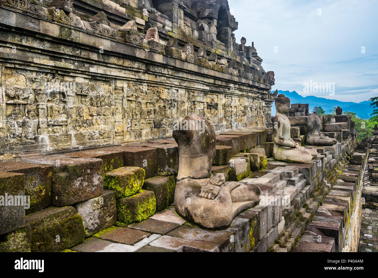 Budda seduto statue e bassorilievi al IX secolo tempio Buddhista di Borobudur e Java centrale, Indonesia Foto Stock