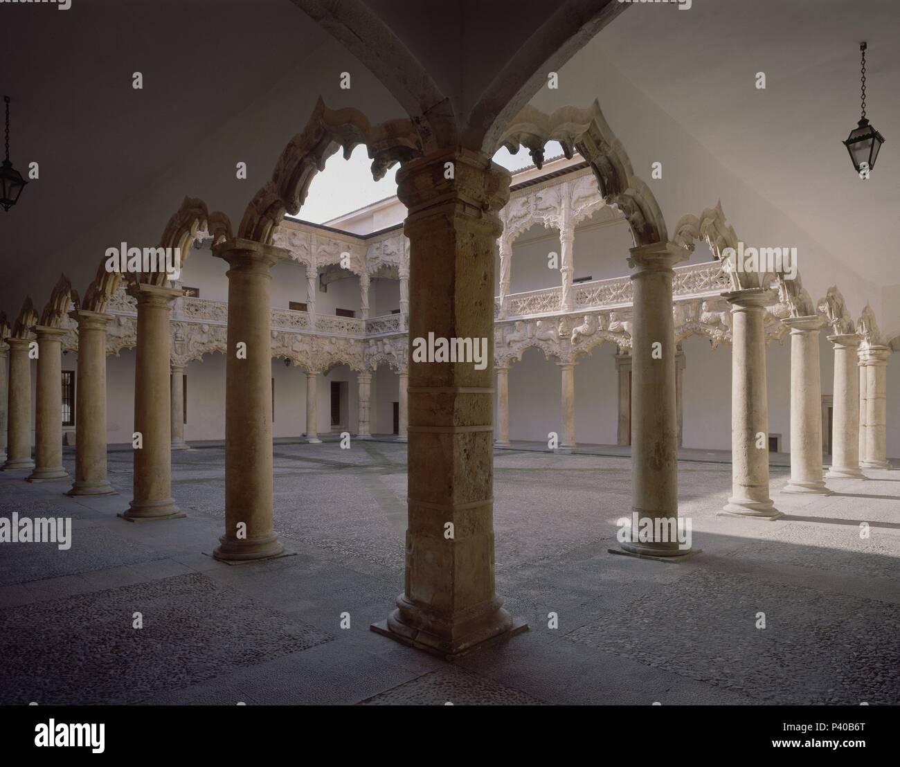 PATIO DE LOS LEONES DEL PALACIO DE LOS DUQUES DEL INFANTADO - SIGLO XV - ESTILO Reyes Catolicos. Autore: Juan Guas (c. 1430-1496). Posizione: Palacio del Infantado / Museo de Bellas Artes, Spagna. Foto Stock