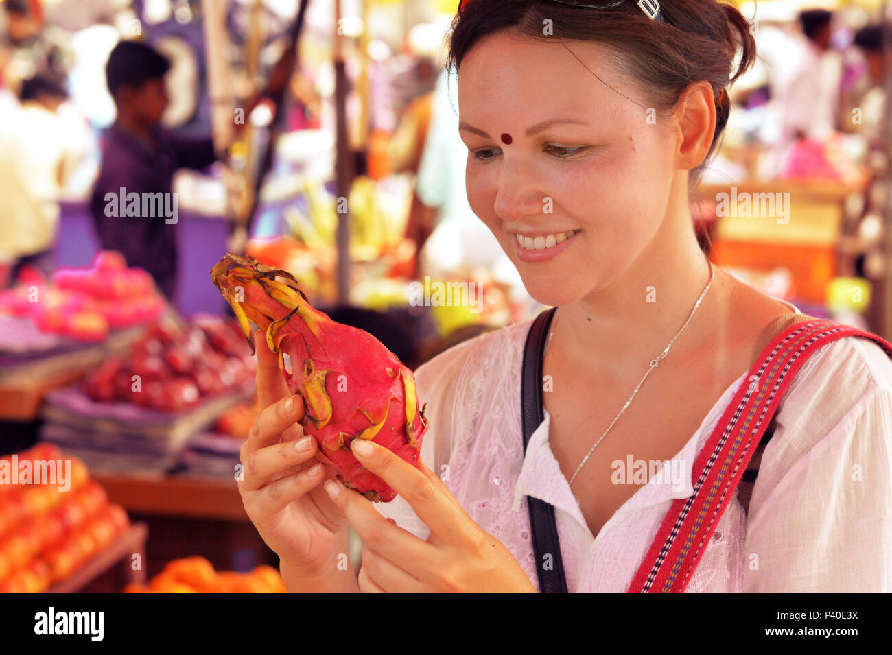 Donna scelta di frutta sul mercato Foto Stock