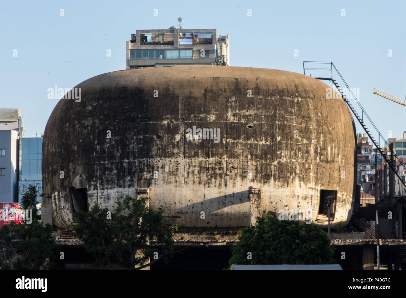 Guerra-segnato a forma di uovo edificio a Beirut Foto Stock