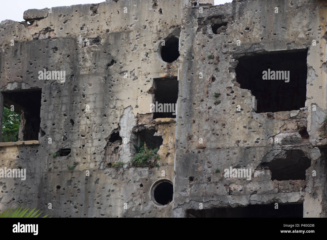 Segni di guerra civile libanese su un edificio abbandonato a Beirut Foto Stock