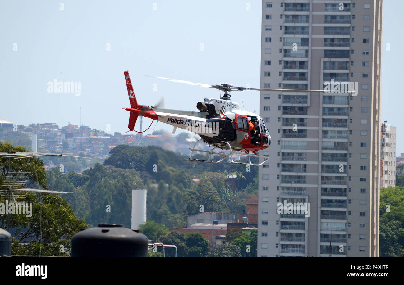 Segurança Pública. Policial a bordo fare helicóptero Águia da Polícia Militar PM de São Paulo sobrevoa bairro na zona Oeste. Foto Stock