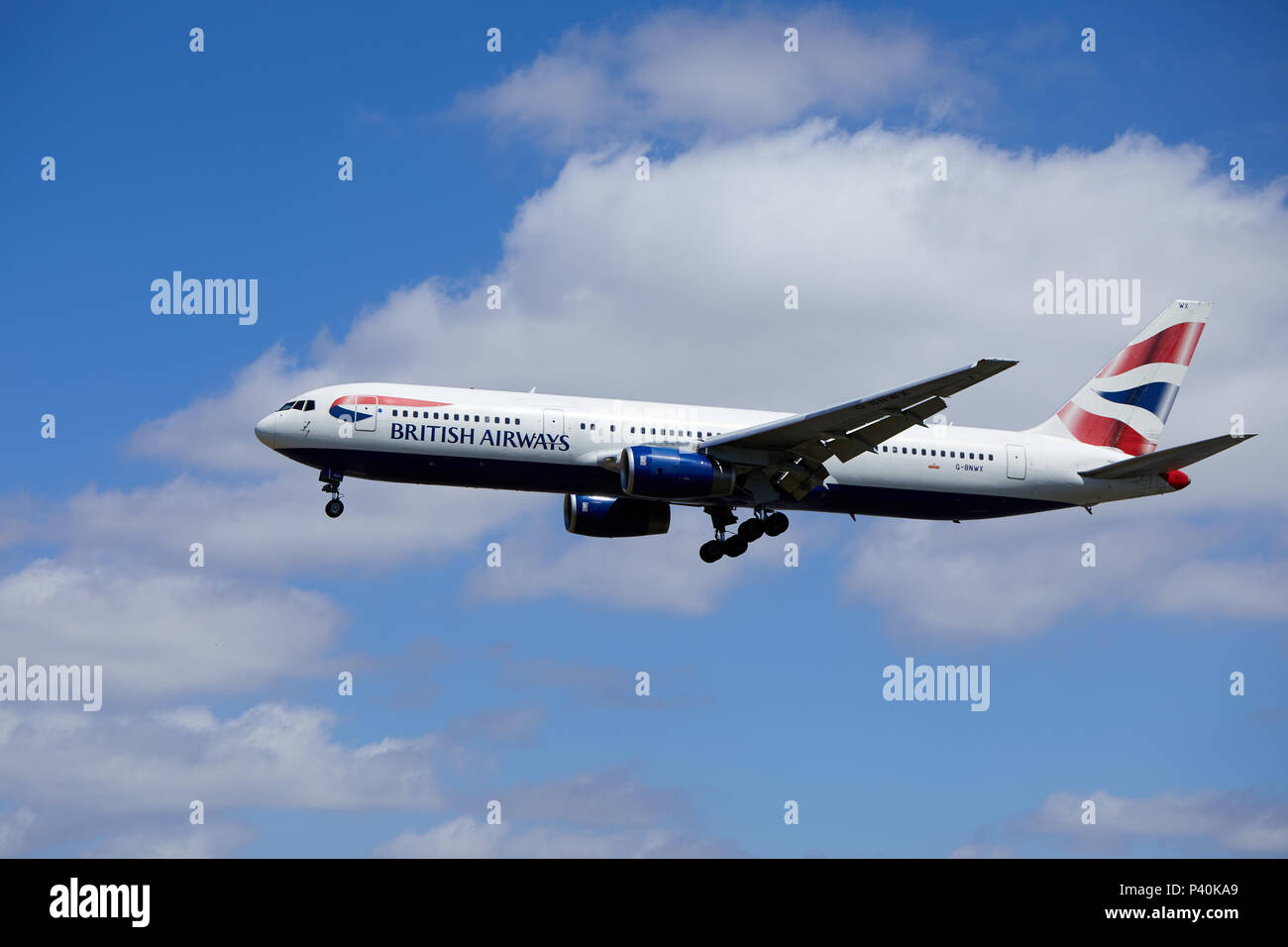 Un British Airways Boeing 767-336 aeromobili, numero di immatricolazione G-BNWX, avvicinandosi ad un atterraggio. Foto Stock