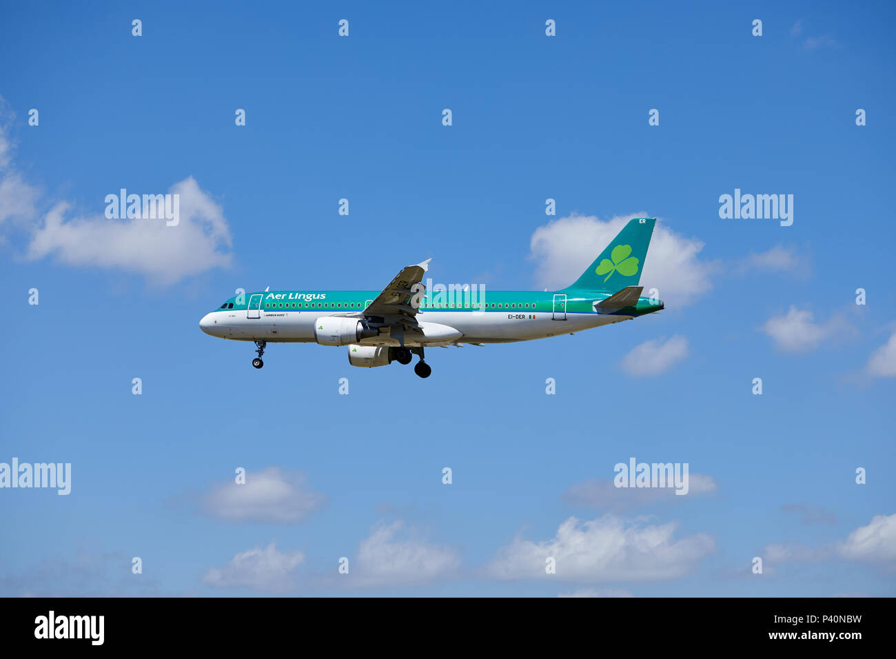 Un Air Lingus Airbus A320-214 aeromobili, numero di immatricolazione EI-Der, nickname St Mel, avvicinandosi ad un atterraggio. Foto Stock