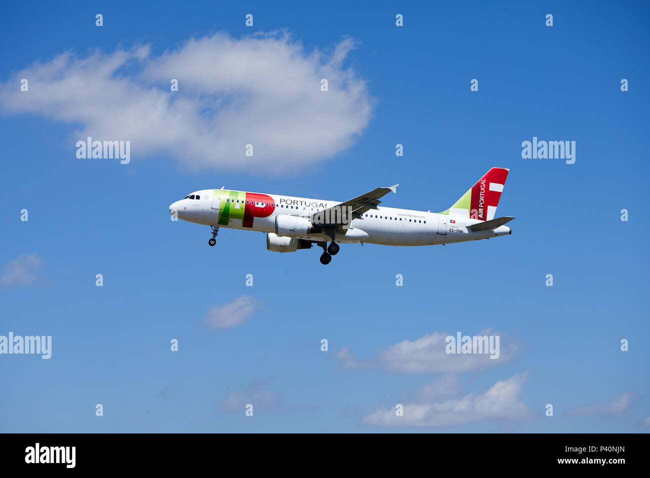 Un TAP Air Portugal Airbus A320-214 aeromobili, numero di immatricolazione CS-TNN, avvicinandosi ad un atterraggio. Foto Stock