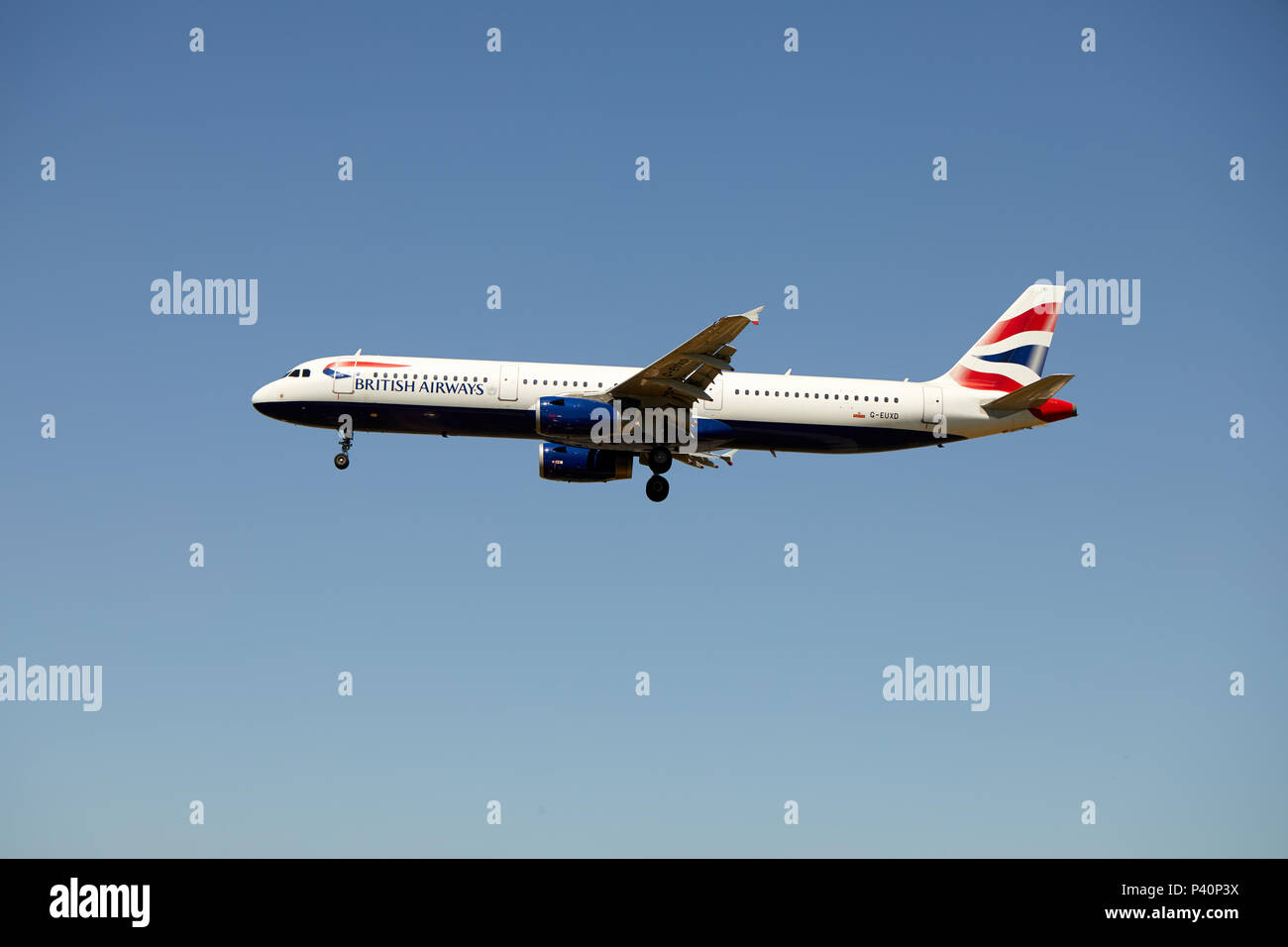 Un British Airways Airbus A321-231, registrazione G-EUXD, avvicinandosi ad un atterraggio. Foto Stock