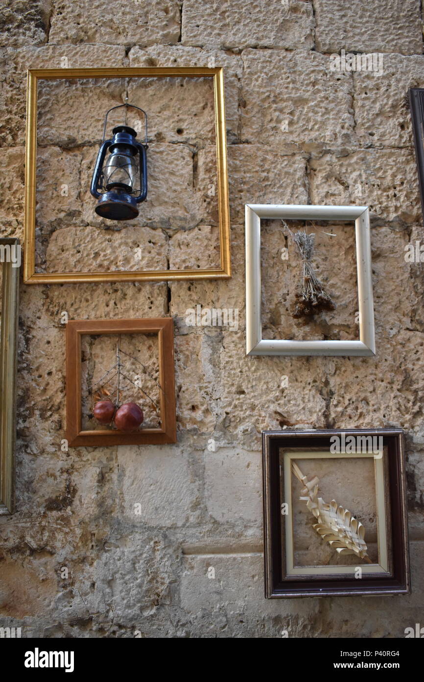 Perdersi in pietra ciottoli strette stradine della vecchia città di Korcula, Isola di Korcula, Croazia, Giugno 2018 Foto Stock