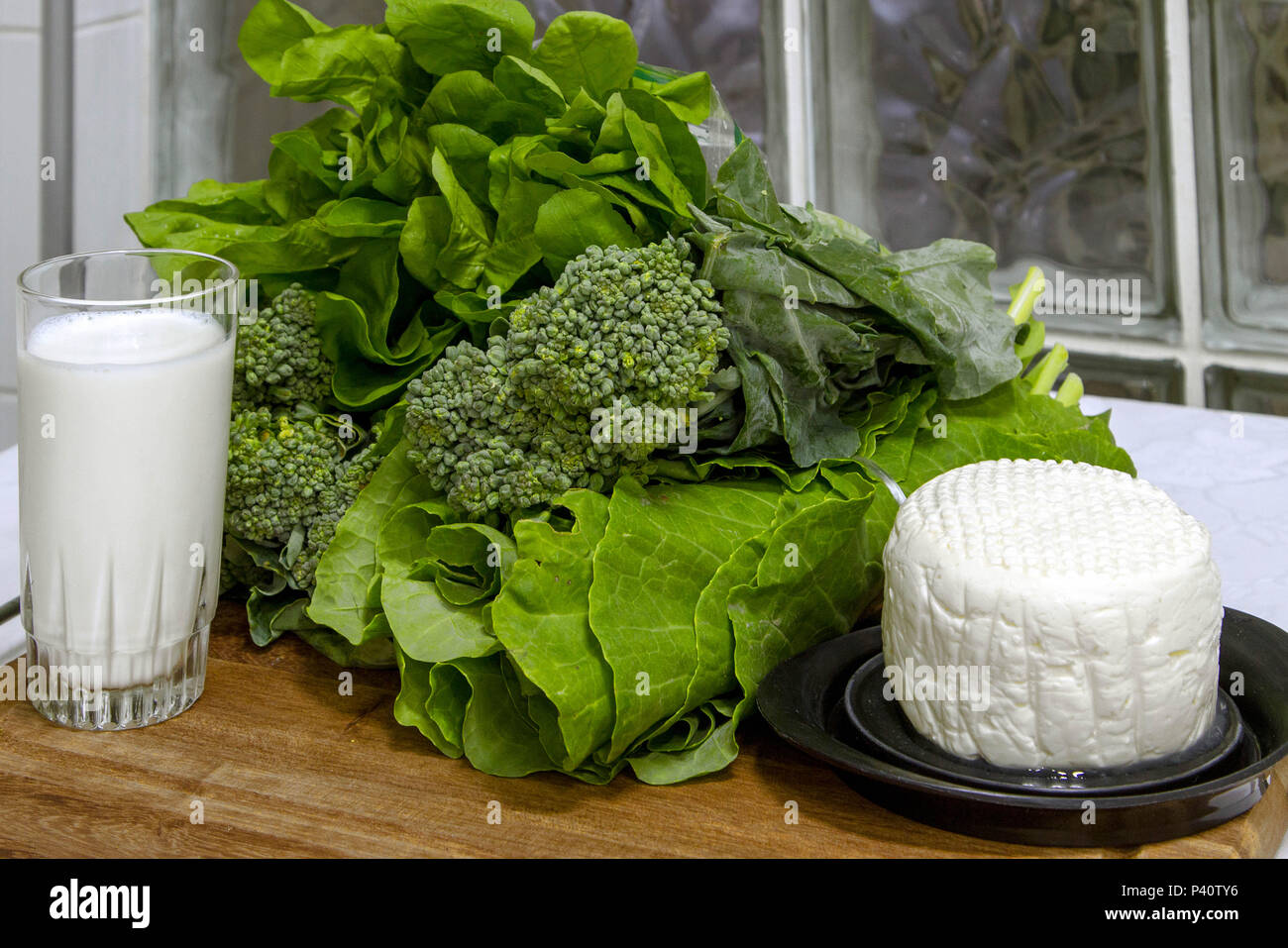 Data: 14/05/2015 Leite Queijo brocólis hortaliça alimentos com ferro alimentos com cálcio verdura riboflavina vitamina B2 Vitamina B2 Vitamina A tiamina vitamina B6 e minerais: fósforo potássio zinco magnésio complexo B Brassica oleracea vegetali vegetali crucífero vitaminas un C B1 B2 B6 K Cálcio fibra alimentar zinco sódio ferro gastronomia alimentação culinária Foto Stock