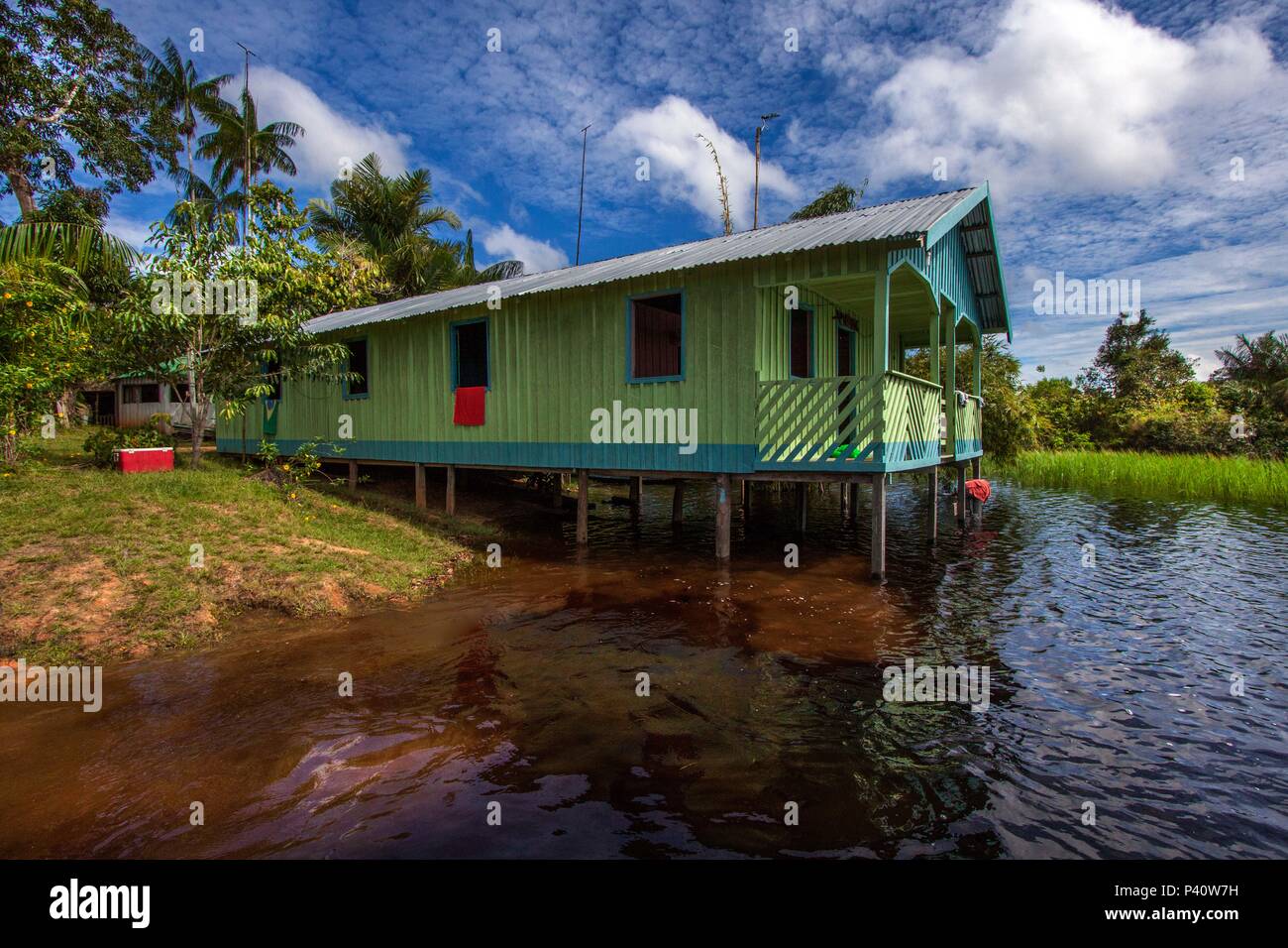 Rio Solimões - AM Palafita casa moradia residência palafita nessun Rio Solimões Manaus Amazonas Amazônia Norte do Brasil Brasil Foto Stock