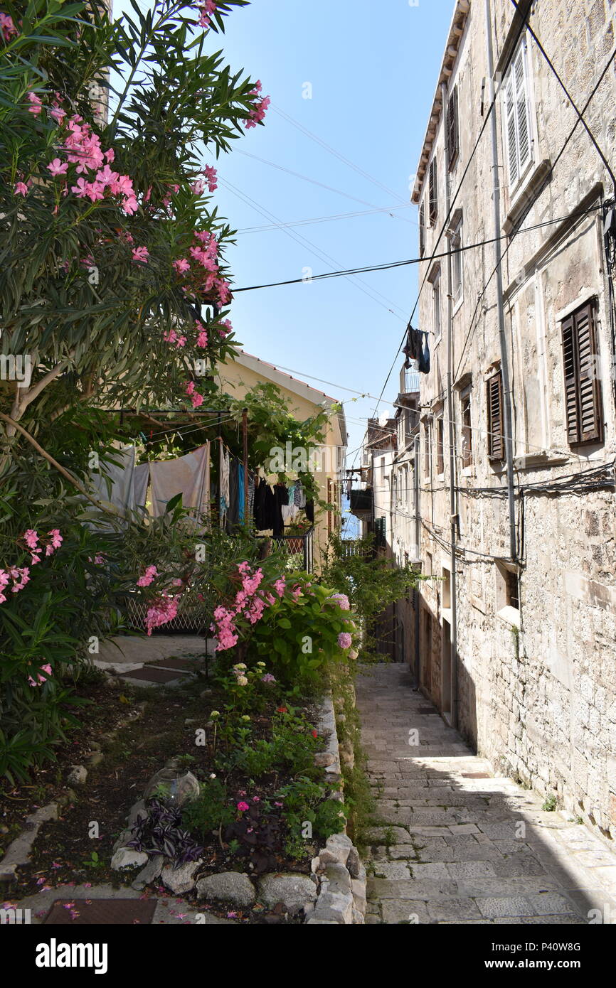 Perdersi in pietra ciottoli strette stradine della vecchia città di Korcula, Isola di Korcula, Croazia, Giugno 2018 Foto Stock