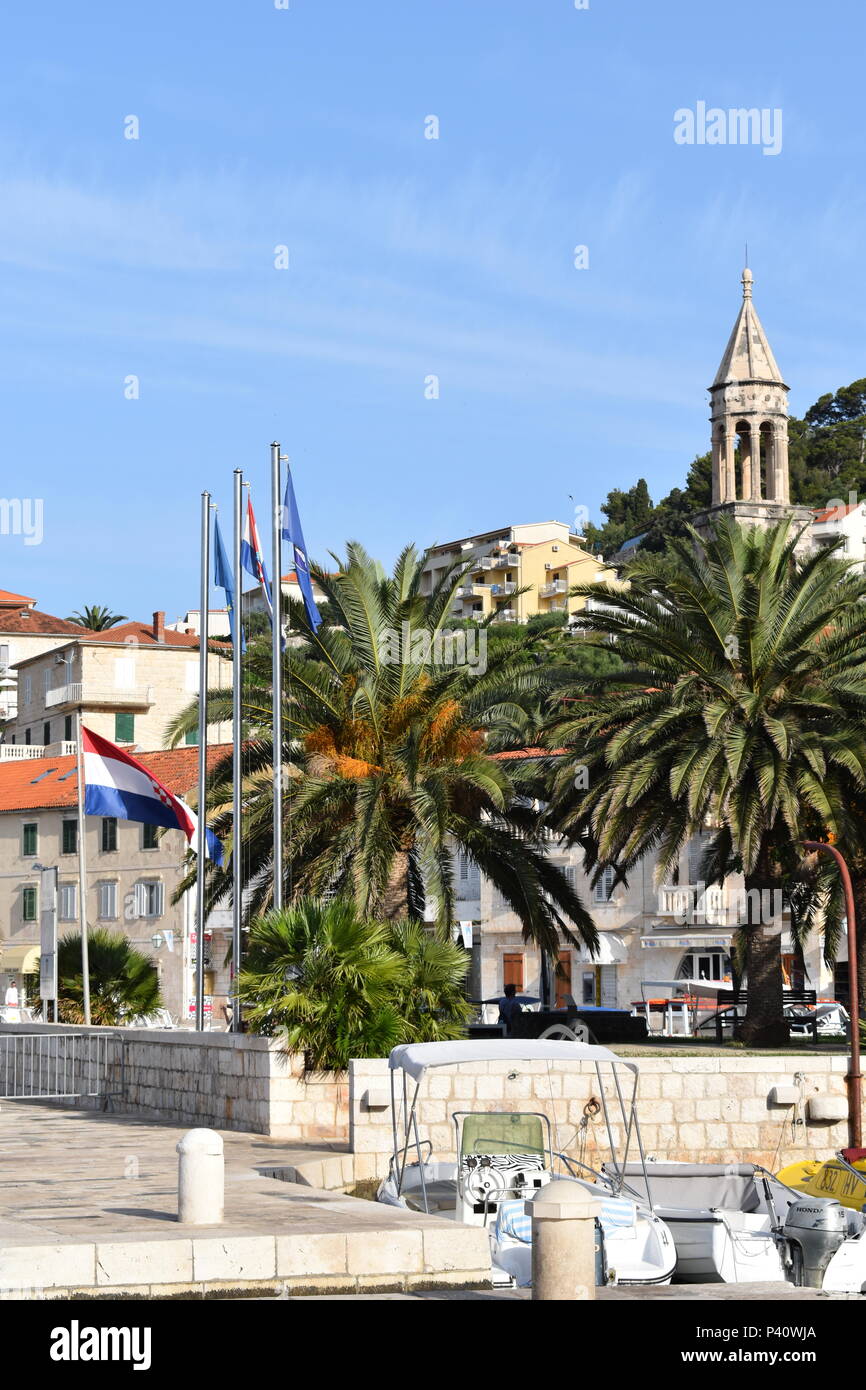 Il vecchio campanile della chiesa nella città di Lesina centro, isola di Hvar, Croazia, Giugno 2018 Foto Stock