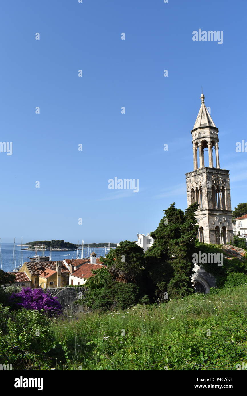 Il vecchio campanile della chiesa nella città di Lesina centro, isola di Hvar, Croazia, Giugno 2018 Foto Stock