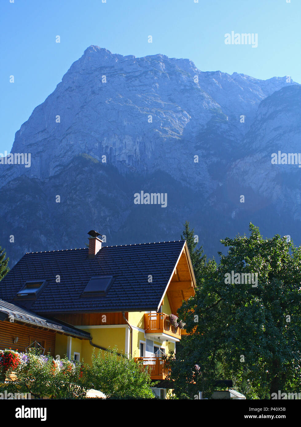 Svizzero tradizionale casa di paese di fronte a un gigante di montagna Foto Stock