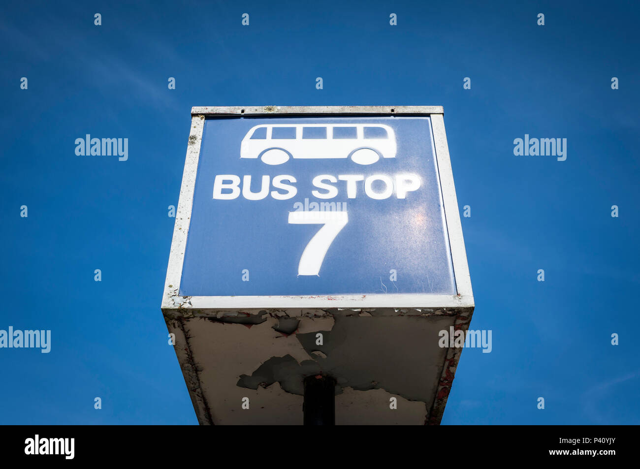 Blue bus stop contro un cielo blu all'Aeroporto di Gatwick, Shuttle bus. Foto Stock