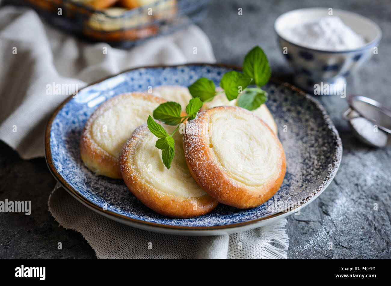 Pane appena sfornato piccolo giro torte riempito con vaniglia e crema di formaggio Foto Stock