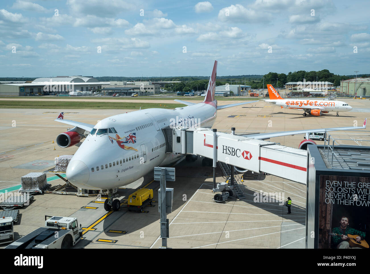 Un Virgin Atlantic Boeing 747-400 aeromobile essendo preparato sul gate all'Aeroporto di Gatwick Foto Stock
