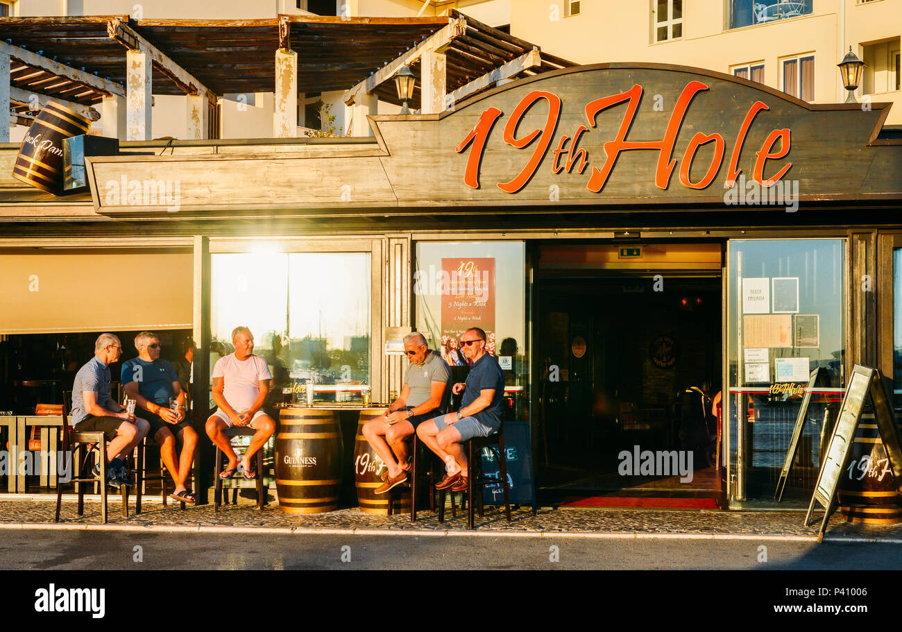 Turisti britannici e gli espatriati rilassarsi con qualche drink e la conversazione sulla terrazza di un pub dal titolo XIX foro. Algarve è una popolare destinazione golfistica Foto Stock