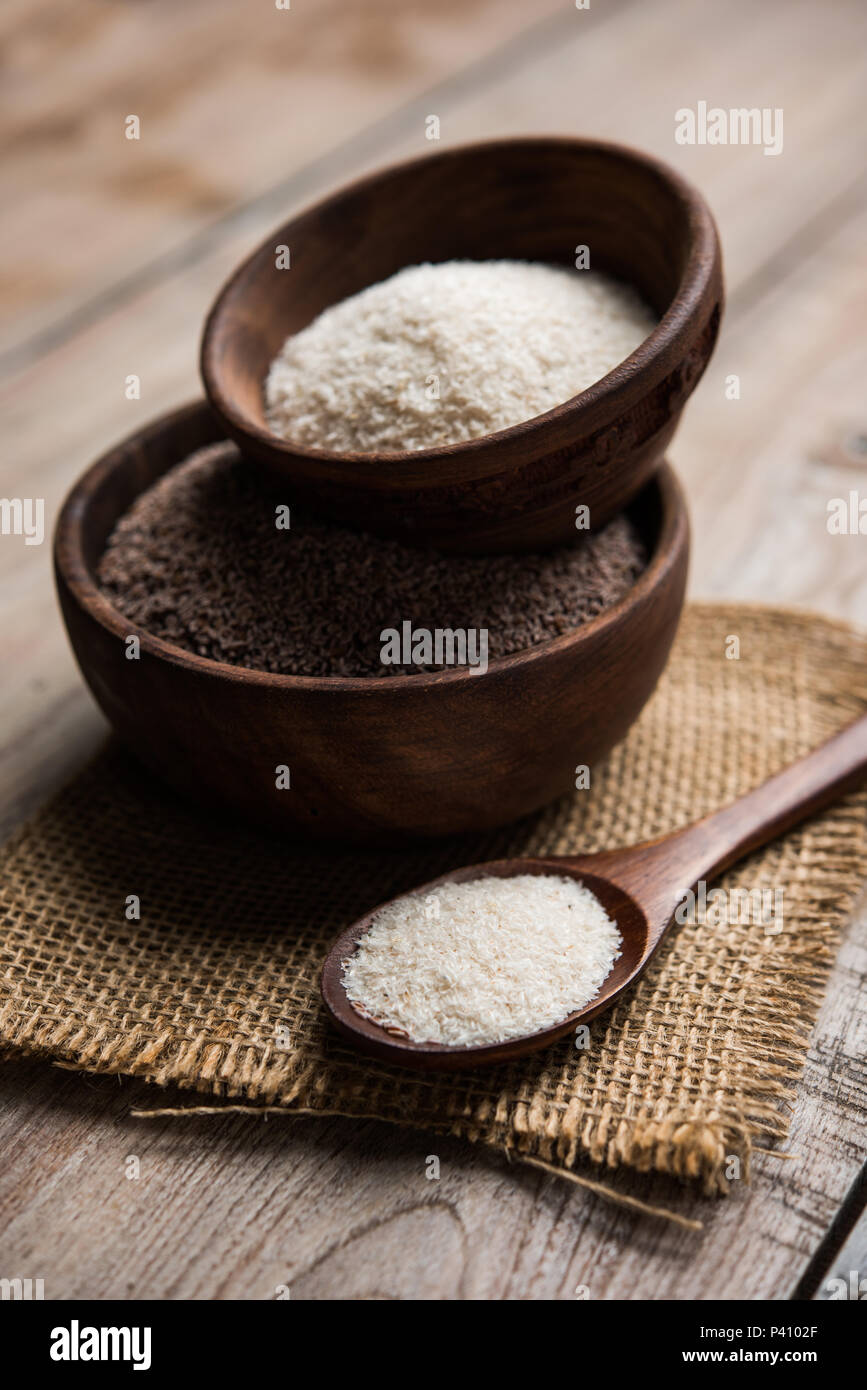 Psillio husk isabgol o che è fibra derivata da semi di Planzago ovata, si trova soprattutto in India. Servito in una ciotola posta sopra moody sfondo. appare Select Foto Stock