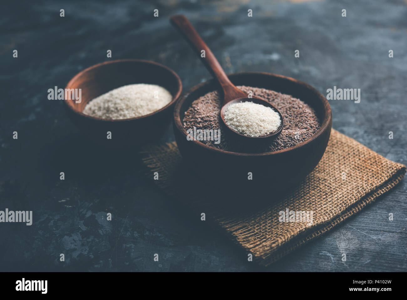 Psillio husk isabgol o che è fibra derivata da semi di Planzago ovata, si trova soprattutto in India. Servito in una ciotola posta sopra moody sfondo. appare Select Foto Stock