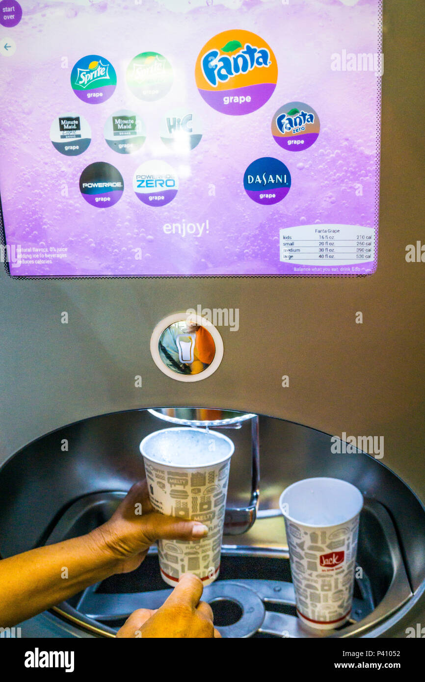Un moderno distributore di bevanda con touchscreen video a un Jack in the Box ristorante a San Leandro in California Foto Stock