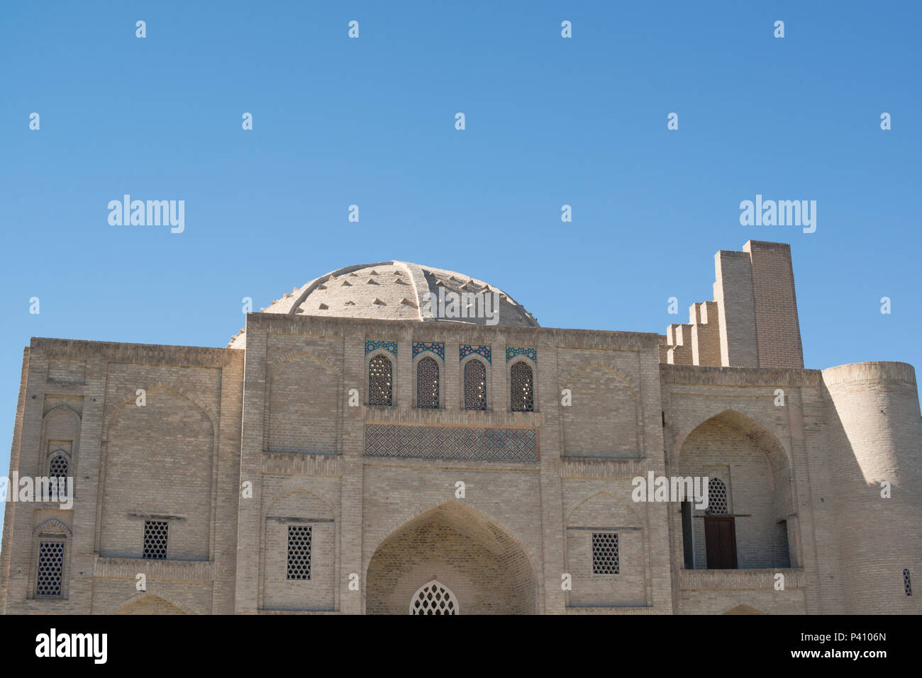 Il vecchio edificio storico con arco e la cupola. Gli antichi edifici medievali di Asia. Bukhara, Uzbekistan Foto Stock