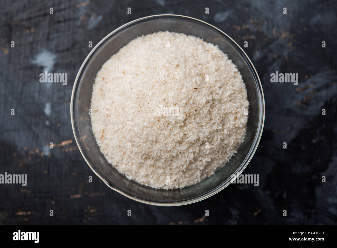 Psillio husk isabgol o che è fibra derivata da semi di Planzago ovata, si trova soprattutto in India. Servito in una ciotola posta sopra moody sfondo. appare Select Foto Stock