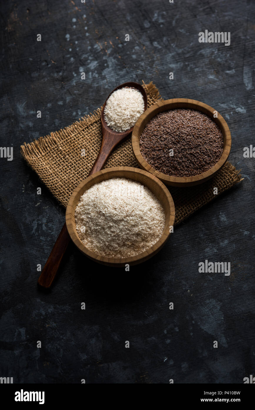 Psillio husk isabgol o che è fibra derivata da semi di Planzago ovata, si trova soprattutto in India. Servito in una ciotola posta sopra moody sfondo. appare Select Foto Stock