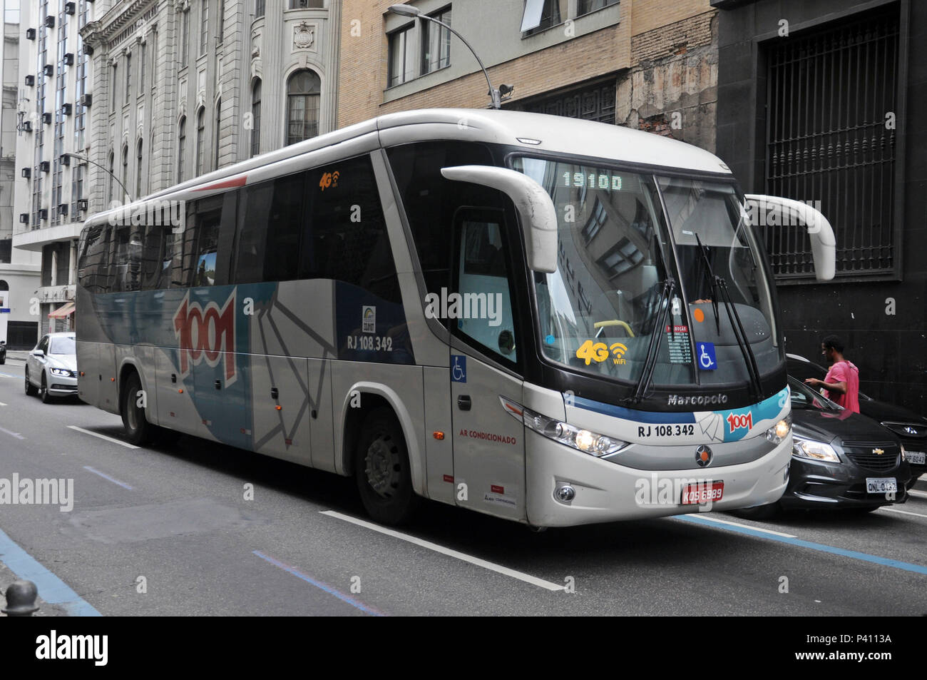 Rio de Janeiro (RJ), 26/12/2017 - Ônibus da Viação 1001 com conexão 4g a bordo, trafega na rua Primeiro de Março. Foto: Lucas Tavares Foto Stock