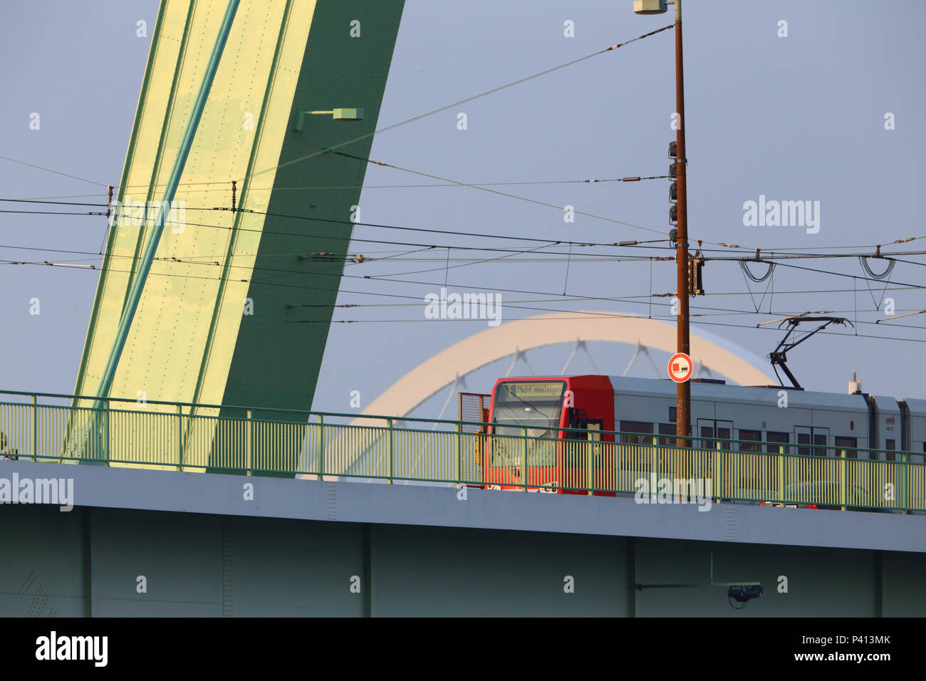 Il tram sul ponte Severins a Colonia, Germania, con la prua della Lanxess Arena in background Foto Stock