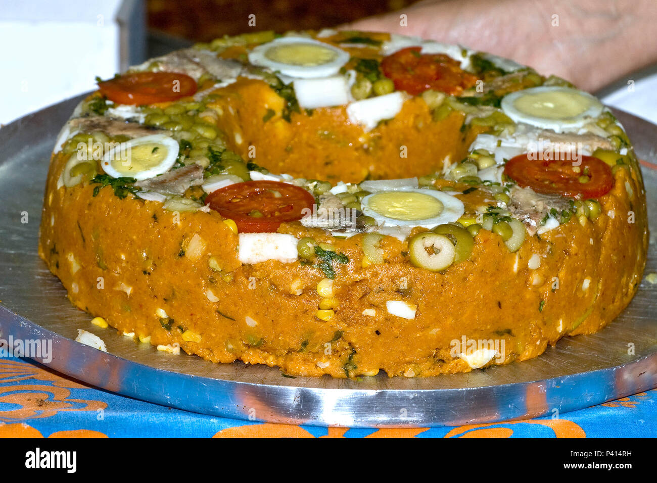 Além do Brasil, o cuscuz também é consumido em outros países da América Latina. Un Portogallo acredita-se que chegou no reinado de D. Manuel I (1495-1521), sendo mencionado na obra de Gil Vicente. Una grafia francesa cuscus, é frequentemente usada para todas come variações deste prato em livros de culinária europeus. Cuscuz cabo-verdiano Em Cabo Verde o cuscuz é um bolo, tradicional feito com mandioca " de milho, e cozido un vapore num recipiente de barro especial (harrislee), análogo un cuscuzeira uma. Lev pouco açúcar e é normalmente comido quente fatias às, com manteiga. Cuscuz salgado prato prato com Foto Stock