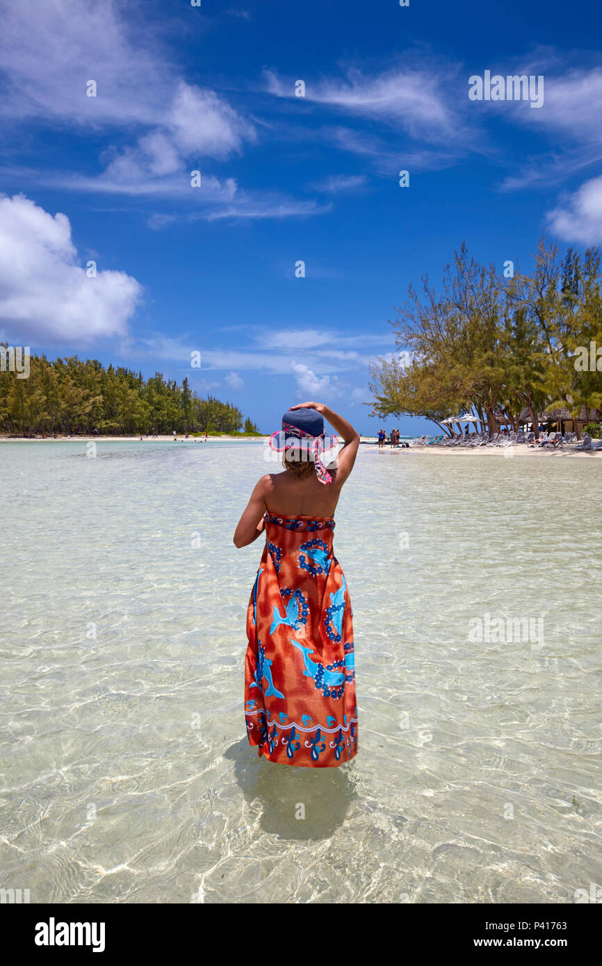 La ragazza di spiagge bianche in Ile aux Cerfs, Mauritius Foto Stock